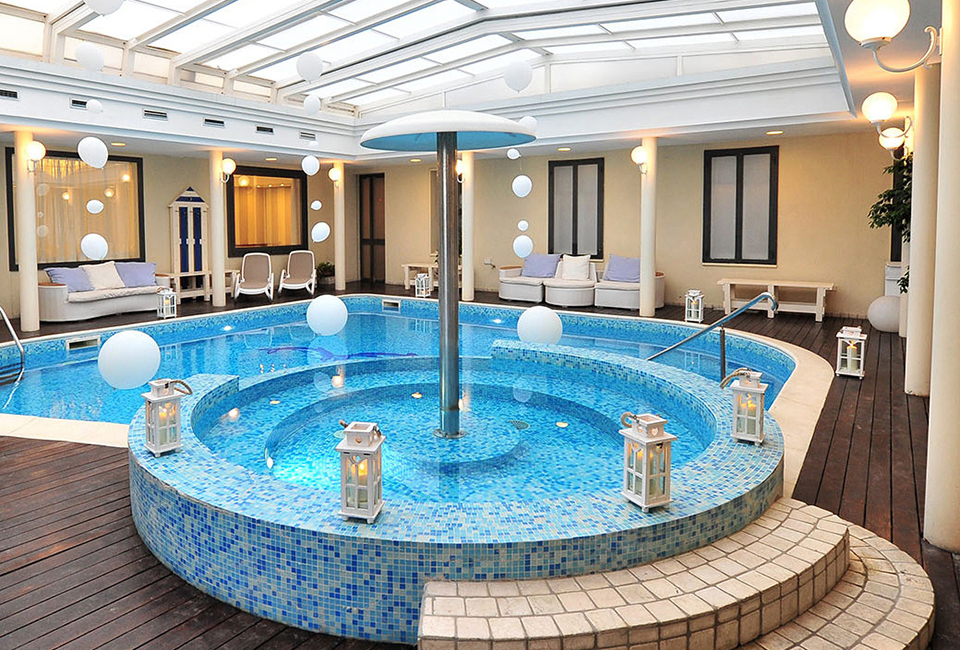 Piscina interna e area benessere