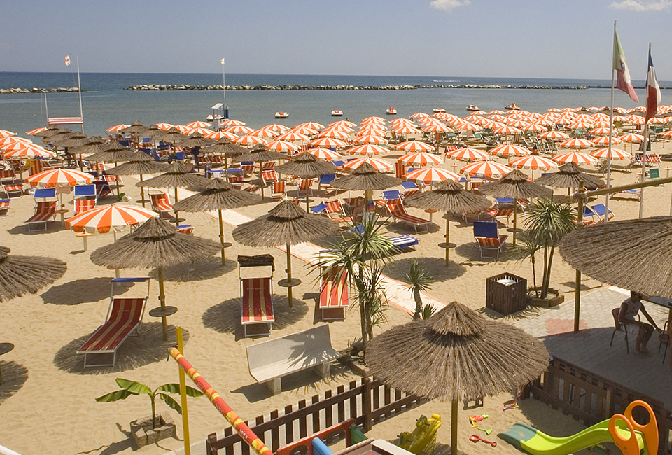Spiaggia con ombrelloni e lettini